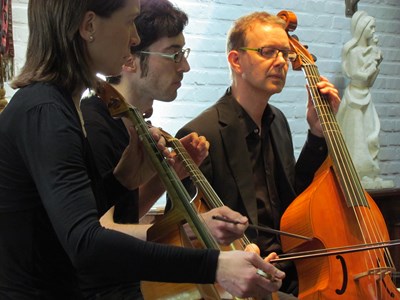 Het Gambaconsort Dolandi: dat zijn vier jonge muzikanten in de Sint-Anna-ten-Drieënkerk, Antwerpen Linkeroever op zondag 2 juni 2013